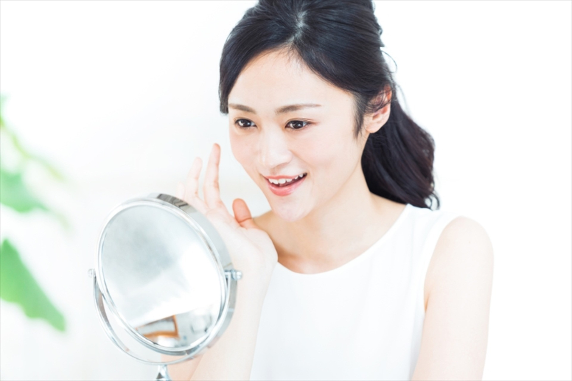 鏡を見ている女性